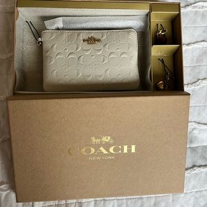 Brand New ivory chalk designer COACH leather wristlet apple and heart charm
